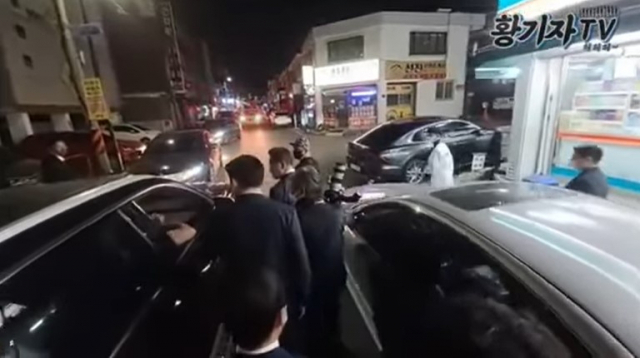 이재명 더불어민주당 총괄선대위원장(인천 계양을 국회의원 후보)이 지난 18일 밤 인천 시내에서 자신에게 욕을 하고 지나가는 시민에게 경고하는 모습. 유튜브 황기자TV 캡처