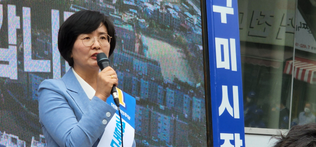 더불어민주당 임미애 경북도지사 후보가 19일 구미역에서 선거 유세를 하고 있다. 전병용 기자