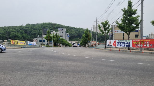 6·1 지방선거 후보자를 알리는 현수막이 내걸린 김천시청 앞 사거리, 신현일 기자