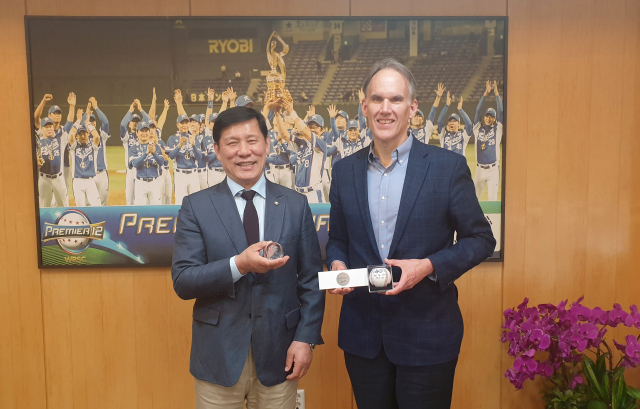 허구연 한국야구위원회(KBO) 총재가 지난 18일 KBO를 방문한 짐 스몰 메이저리그(MLB) 수석부사장과 기념 촬영하고 있다. KBO 제공