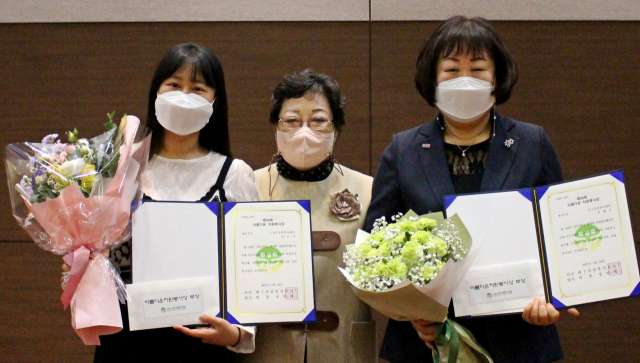 (사) 대구자원봉사포럼 정기포럼에서 정영애 회장이 제34회 아름다운 자원봉사상 개인 수상자에게 시상한 후 기념촬영을 하고 있다.