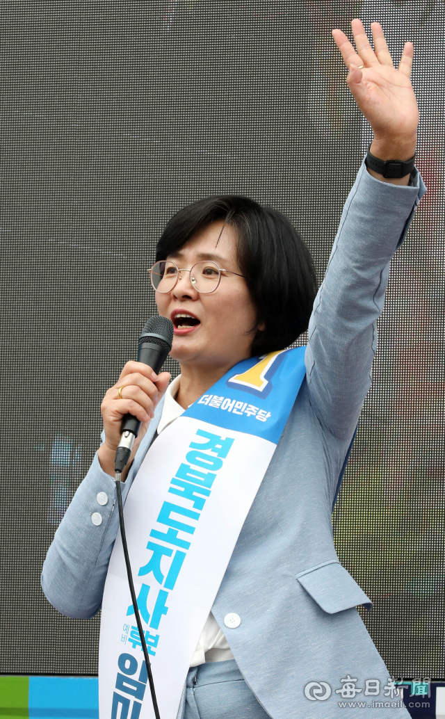 임미애 더불어민주당 경북도지사 후보가 19일 구미역 앞 광장에서 열린 유세단 출정식에서 6·1 지방선거 승리를 다짐하고 있다. 정운철 기자 woon@imaeil.com