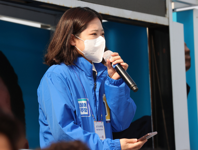 더불어민주당 박지현 공동비상대책위원장이 19일 오전 인천 계양역 광장에서 열린 인천 선거대책위원회 출정식에서 발언하고 있다. 연합뉴스