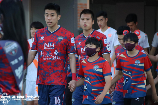 U-23 대표팀에 발탁된 권혁규(왼쪽)와 김주성. 김천상무프로축구단 제공