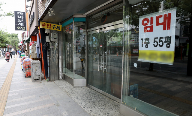 22일 대구중교통전용지구 도로가의 한 상가에 임차인을 찾는 현수막이 붙어 있다. 김영진 기자 kyjmaeil@imaeil.com