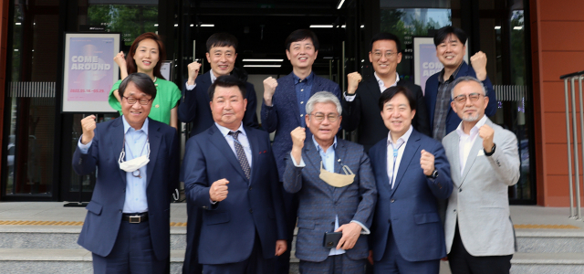 대구지역 문화재단 대표들이 대구생활문화협의체 구·군 대표자회의를 마치고 기념촬영을 하고 있다. 대구문화재단 제공