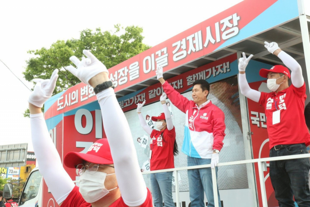 이강덕 국민의힘 포항시장 후보는 19일 형산교차로에서 철강공단으로 출근하는 근로자들을 대상으로 공식 선거 첫 유세를 펼치고 있다. 이강덕 후보 제공
