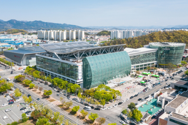 엑스코 전경. 이곳은 올해 전시회를 115건 여는 등 개관 후 최고 실적을 달성하며 순항 중이다. 엑스코 제공