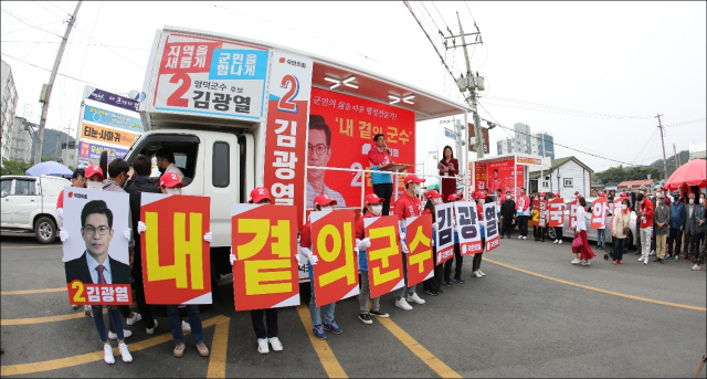 경북 영덕군수 국민의힘 후보로 출마한 김광열 후보가 19일 영덕읍 오일시장에서 첫 공식선거운동 출정식 연설을 하고 있다. 김광열 후보 제공