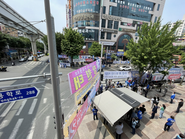 박지현 더불어민주당 공동비상대책위원장이 19일 대구 수성구 동아백화점 앞에서 합동 유세를 펼쳤지만, 선거운동원, 사복경찰, 취재진을 제외하면 일반 시민들의 모습은 좀처럼 찾기 힘들었다. 김병훈 기자
