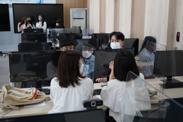 4차산업혁명 청년체험단이 사전교육을 이수하고 있다. 경북대 첨단정보통신융합산업기술원 제공
