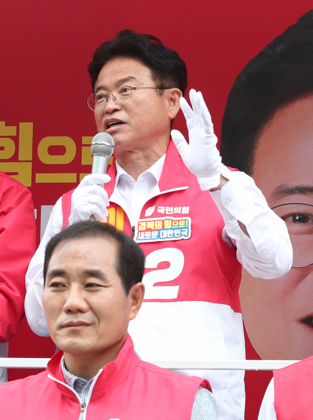 이철우 국민의힘 경상북도지사 후보가 19일 오전 경북 경산시 임당역 인근에서 열린 경산 출정식에서 인사말을 하고 있다. 김영진 기자 kyjmaeil@imaeil.com