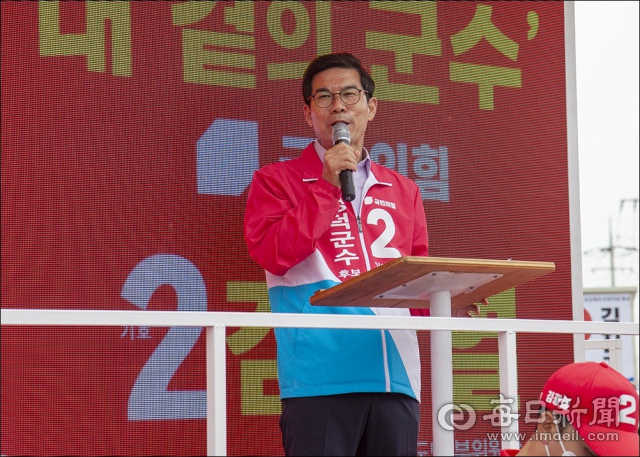 김광열 국민의힘 영덕군수 후보가 19일 영덕읍 오일장에서 열린 출정식에서 연설하고 있다. 김광열 후보 제공