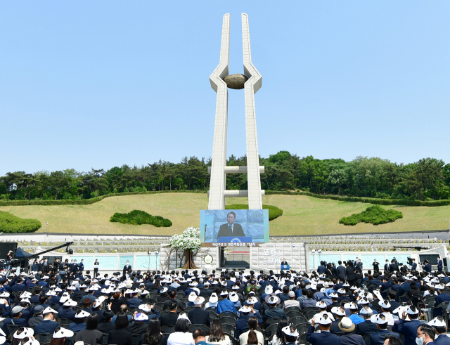 윤석열 대통령이 18일 오전 광주 북구 국립 5·18 민주묘지에서 열린 제42주년 5·18민주화운동 기념식에서 기념사 하고 있다. 연합뉴스