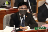 한동훈 법무부 장관이 19일 국회에서 열린 예산결산특별위원회 전체회의에서 더불어민주당 김한정 의원의 질의에 답변하고 있다. 연합뉴스