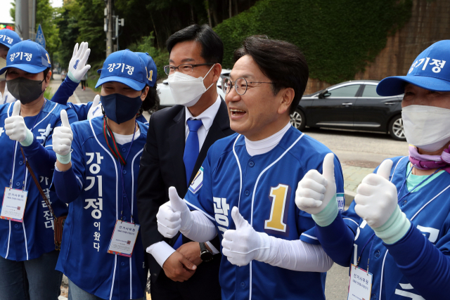 6·1 전국동시지방선거 공식 선거운동 첫날을 맞은 19일 오전 광주 광산구 신가동 한 교차로에서 더불어민주당 강기정 광주시장 후보와 선거운동원이 지지를 호소하고 있다. 연합뉴스