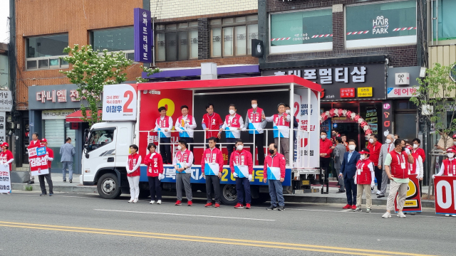 이철우(국민의힘) 경북도지사 후보가 김천시 평화시장 앞에서 선거 유세를 하고 있다. 신현일 기자