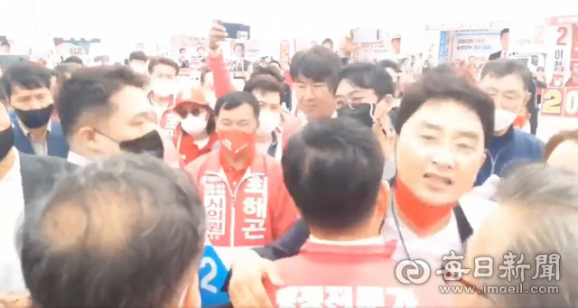 6.1 지방선거를 앞두고 지난 19일 열린 국민의힘 포항남·울릉 출정식에서 김병욱 국회의원이 농성 중인 무소속연대 측 지지자들과 대화를 시도하고 있다. SNS 캡쳐