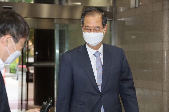 한덕수 국무총리 후보자가 국회 본회의 임명동의안 표결일인 20일 서울 종로구 한국생산성본부 건물에 마련된 국회 인사청문회 준비단 사무실에 출근하고 있다. 연합뉴스