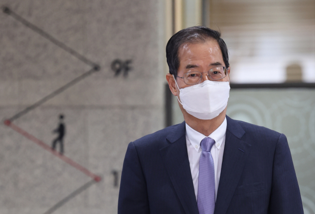 한덕수 국무총리 후보자가 국회 본회의 임명동의안 표결을 하루 앞둔 19일 서울 종로구 한국생산성본부 건물에 마련된 국회 인사청문회 준비단 사무실을 나서고 있다. 연합뉴스