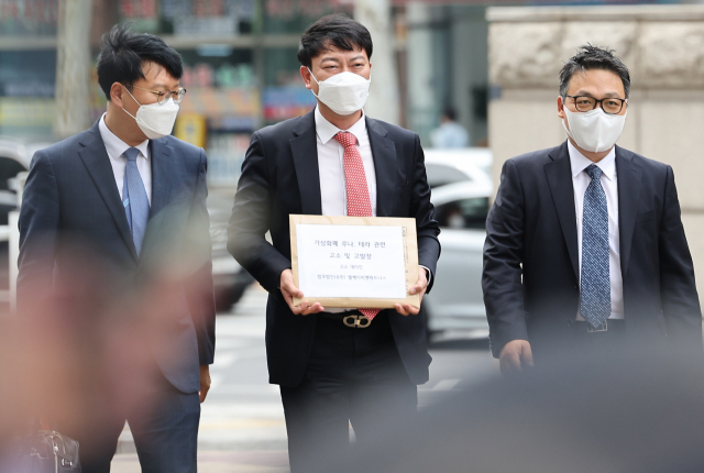 법무법인 LKB(엘케이비)앤파트너스 변호사들이 19일 오후 서울 양천구 서울남부지방검찰청 앞에서 테라폼랩스의 권도형 최고경영자(CEO)에 대한 고소장을 제출하기 위해 검찰 민원실로 향하고 있다. 법무법인 LKB앤파트너스는 한국산 가상화폐 루나와 테라USD(UST) 폭락으로 손실을 본 투자자들을 대리하고 있다. 왼쪽부터 김현권, 김종복, 신재연 변호사. 연합뉴스