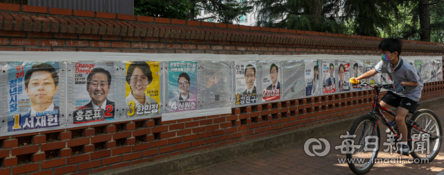 20일 대구 수성구 범물동에 대구시장과 구청장, 구의원, 교육감, 재보걸 등 6.1 지방선거에 출마한 17명의 선거 벽보가 순서대로 부착돼 있다. 우태욱 기자 woo@imaeil.com #여기 시의원은 단독 출마 무투표 당선이라 벽보 없음.
