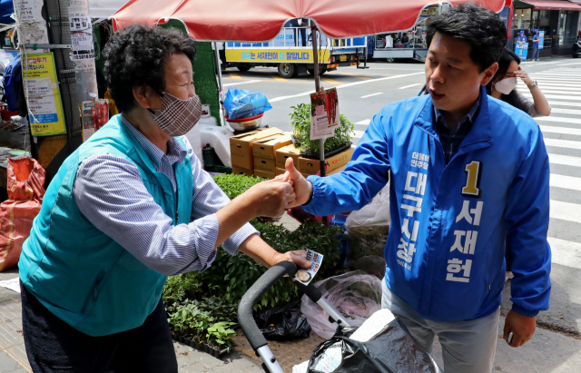 서재헌 더불어민주당 대구시장 후보가 20일 오후 대구 동구 불로전통시장을 찾아 시민들에게 인사를 건네며 지지호소를 하고 있다. 김영진 기자 kyjmaeil@imaeil.com