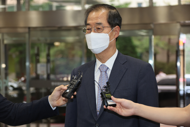 한덕수 국무총리 후보자가 국회 본회의 임명동의안 표결일인 20일 서울 종로구 한국생산성본부 건물에 마련된 국회 인사청문회 준비단 사무실에 출근, 취재진 질문에 답하고 있다. 연합뉴스