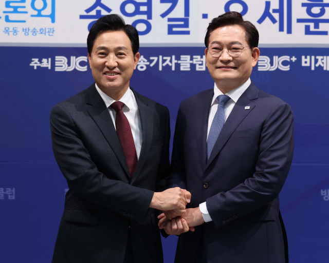 더불어민주당 송영길 서울시장 후보(오른쪽)와 국민의힘 오세훈 서울시장 후보가 20일 오후 서울 양천구 한국방송회관에서 열린 방송기자클럽 서울시장 후보자 TV토론회 시작 전 포즈를 취하고 있다. 연합뉴스