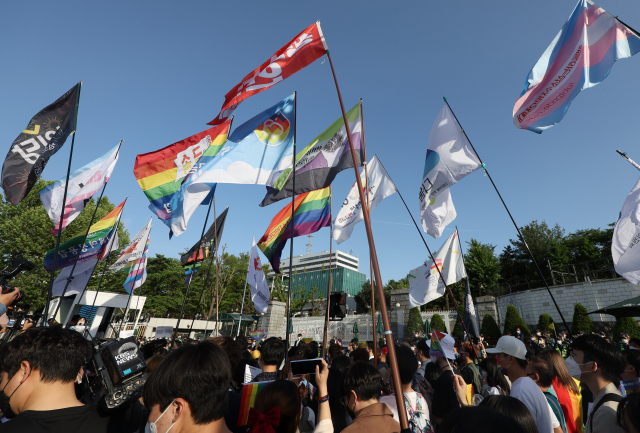 지난 14일 성소수자 차별 반대 집회를 마친 무지개행동 회원 등 시민들이 용산 대통령 집무실 인근 도로로 행진하고 있다. 대통령실 앞 집회 관련 자료사진. 연합뉴스