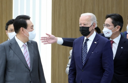 취임 후 한국을 첫 방문한 조 바이든 미국 대통령이 20일 오후 경기도 평택시 삼성전자 반도체공장을 방문, 윤석열 대통령과 인사한 뒤 이재용 삼성전자 부회장의 안내를 받고 있다. 연합뉴스