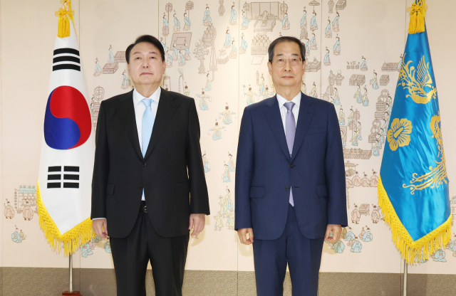 윤석열 대통령이 21일 서울 용산 대통령실 청사에서 한덕수 국무총리에게 임명장을 수여한뒤 기념촬영을 하고 있다. 연합뉴스