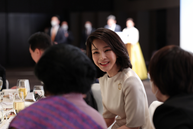 윤석열 대통령 부인 김건희 여사가 10일 오후 서울 중구 신라호텔에서 열린 외빈 초청만찬에서 환담하고 있다. 연합뉴스