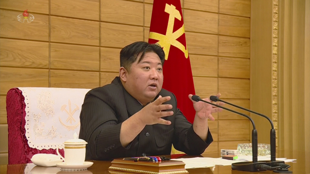 김정은 북한 국무위원장은 21일 당 정치국 협의회를 열고 신종 코로나바이러스 감염증(코로나19) 확산 상황이 안정적으로 관리되고 있다고 평가했다. 조선중앙TV는 이날 