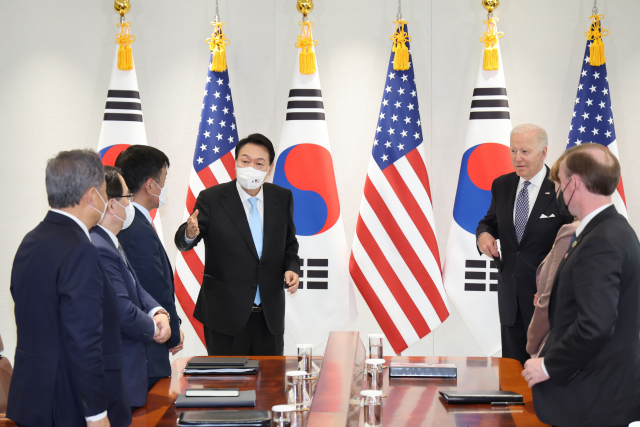 윤석열 대통령이 조 바이든 미국 대통령과 22일 오후 용산 대통령실 청사에서 확대 정상회담에 앞서 참석자와 대화하고 있다. 연합뉴스