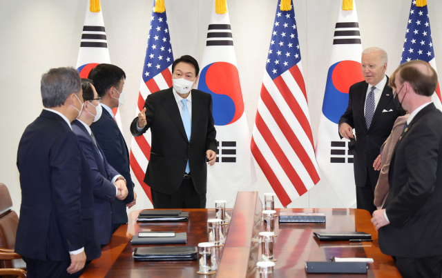 윤석열 대통령이 조 바이든 미국 대통령과 21일 오후 용산 대통령실 청사에서 확대 정상회담에 앞서 우리나라 참석자를 소개하고 있다. 연합뉴스
