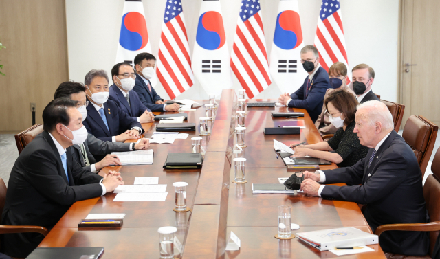 윤석열 대통령과 조 바이든 미국 대통령이 21일 오후 용산 대통령실 청사에서 확대 정상회담을 하고 있다. 연합뉴스