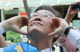 인천 계양을 국회의원 후보인 더불어민주당 이재명 총괄선대위원장이 지난 20일 인천광역시 계양구 귤현동 일대를 돌며 유세를 하고 있다. 연합뉴스