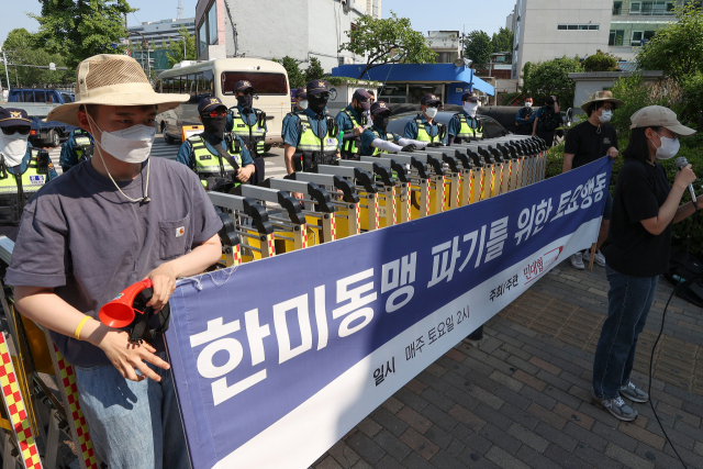 한미정상회담이 열린 21일 오후 서울 용산구 대통령 집무실 인근에서 집회가 열려 경찰이 배치돼 있다. 집회를 연 민주주의자주통일대학생협의회 관계자들은 한미동맹 파기를 촉구했다. 연합뉴스