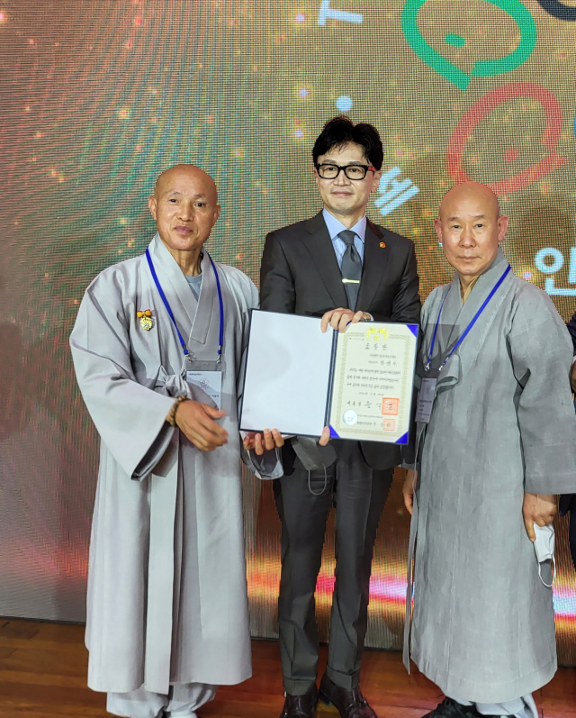 경북 구미 진오스님(왼쪽)이 대통령 표창을 수상했다. 꿈을 이루는 사람들 제공