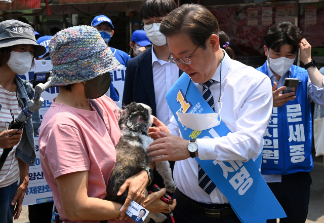 인천 계양을 국회의원 후보인 더불어민주당 이재명 총괄선대위원장이 20일 인천광역시 계양구 귤현동 일대를 돌며 한 시민의 강아지를 쓰다듬고 있다. 연합뉴스