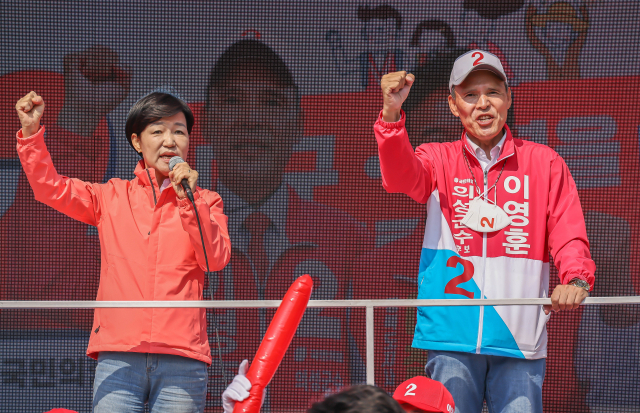 22일 경북 의성군 의성전통시장은 찾은 이진숙(왼쪽) 전 대전MBC 사장이 이영훈(오른쪽) 6·1 지방선거 국민의힘 의성군수 후보 지원 연설을 하고 있다. 이영훈 후보 제공