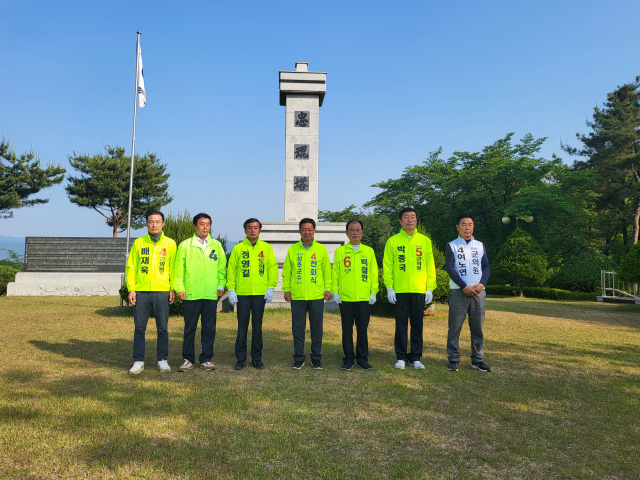 성주군 무소속 후보들이 22일 무소속 연대 출정식을 갖고 승리 의지를 다졌다. 왼쪽부터 배재욱·석상식·정영길·전화식·백철현·박종국·여노연 후보. 성주군 무소속 후보 연대 제공