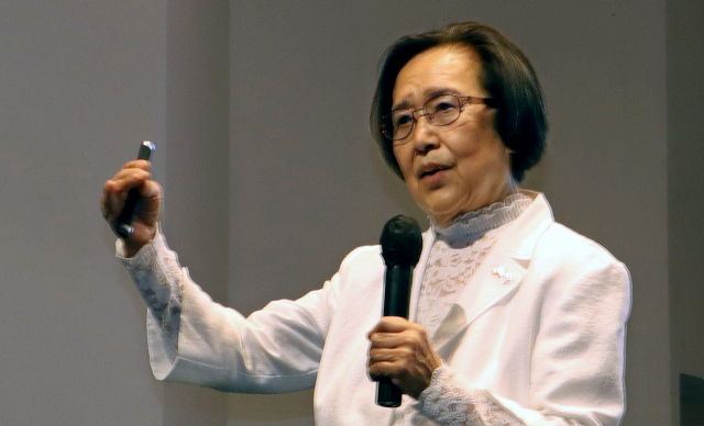 18일 대구 남구 우봉아트홀에서 협성고, 경일여고, 경북예고 학생들을 대상으로 강연을 연 정미령 옥스포드대 명예교수. 정 명예교수는 