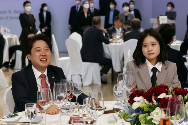 21일 오후 서울 용산 국립중앙박물관에서 열린 조 바이든 미국 대통령 환영 만찬에 참석한 이준석 국민의힘 대표와 더불어민주당 박지현 공동비상대책위원장 등이 대화하고 있다. 연합뉴스