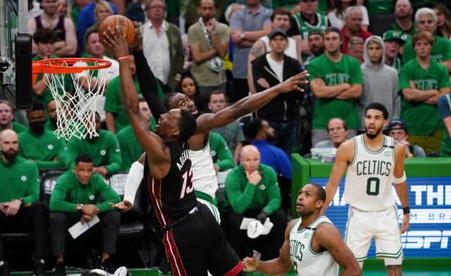 22일 미국 매사추세츠주 보스턴의 TD가든에서 열린 2022 NBA 동부 콘퍼런스 마이애미 히트와 보스턴의 결승 3차전에서 마이애미 뱀 아데바요가 슛을 시도하고 있다. 이날 마이애미는 109대103으로 승리했다. 연합뉴스