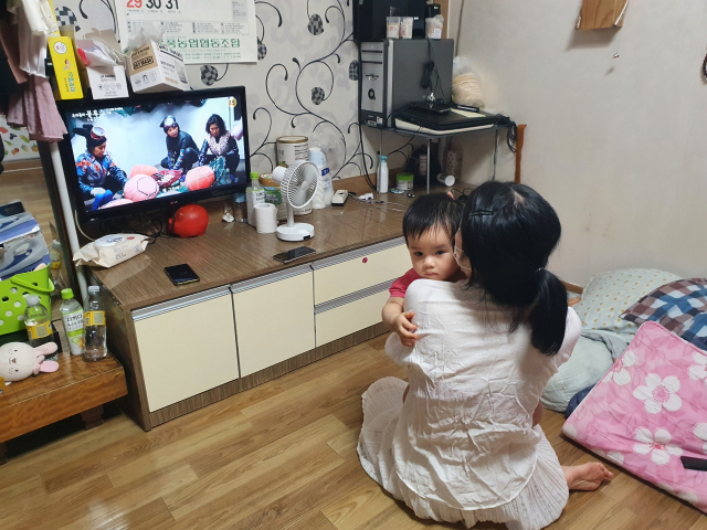 매일신문은 지난 2월부터 5월까지 성서공단노동조합 노동상담소와 대구이주민선교센터, 이주와 가치 단체의 도움을 받아 미등록 외국인 아동이 처한 실태를 확인할 수 있었다. 최근 다시 만난 레티아씨 역시 아이 맡길 곳이 마땅찮아 하루종일 좁은 방 안에서 딸과 단둘이 지내고 있다고 전했다. 배주현 기자