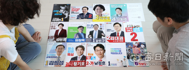 22일 대구 수성구 범어동의 한 가족이 집으로 배달된 제8회 전국동시지방선거 투표안내문과 선거공보물을 방안에 펼쳐 놓고 살펴보고 있다. 정운철 기자 woon@imaeil.com