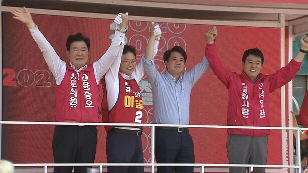 국민의힘 윤승오 경북도의원 영천시 후보, 이철우 경북도지사 후보, 이준석 당 대표, 박영환 영천시장 후보(왼쪽부터)가 22일 영천공설시장 일원에서 열린 지지 유세에서 함께 손을 잡고 지지를 호소하고 있다. 박영환 후보 제공