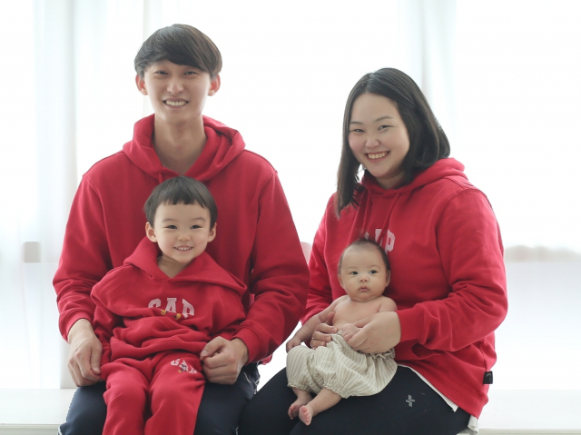 아야카·김용훈 부부의 첫째 아들 하늘(4), 둘째 아들 바다.